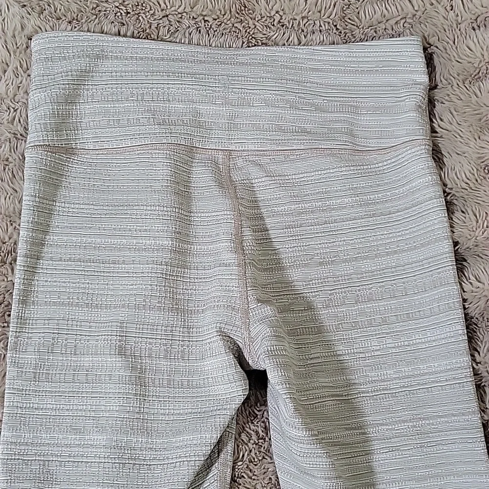 Athleta Textured Tan and Cream Leggings Sz Medium - Picture 6 of 7